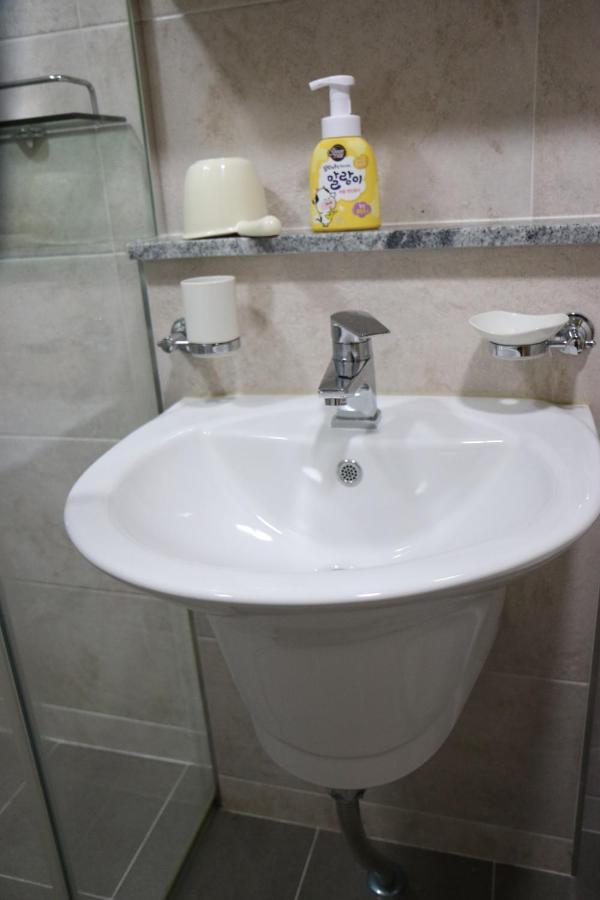 Hongdae Residence-2 1Min From Hongik Uni Station Exit #1 سيول المظهر الخارجي الصورة