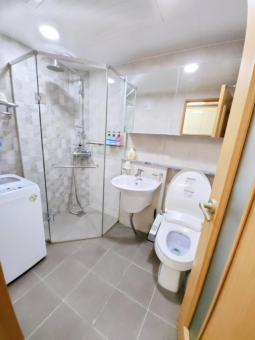 Hongdae Residence-2 1Min From Hongik Uni Station Exit #1 سيول المظهر الخارجي الصورة